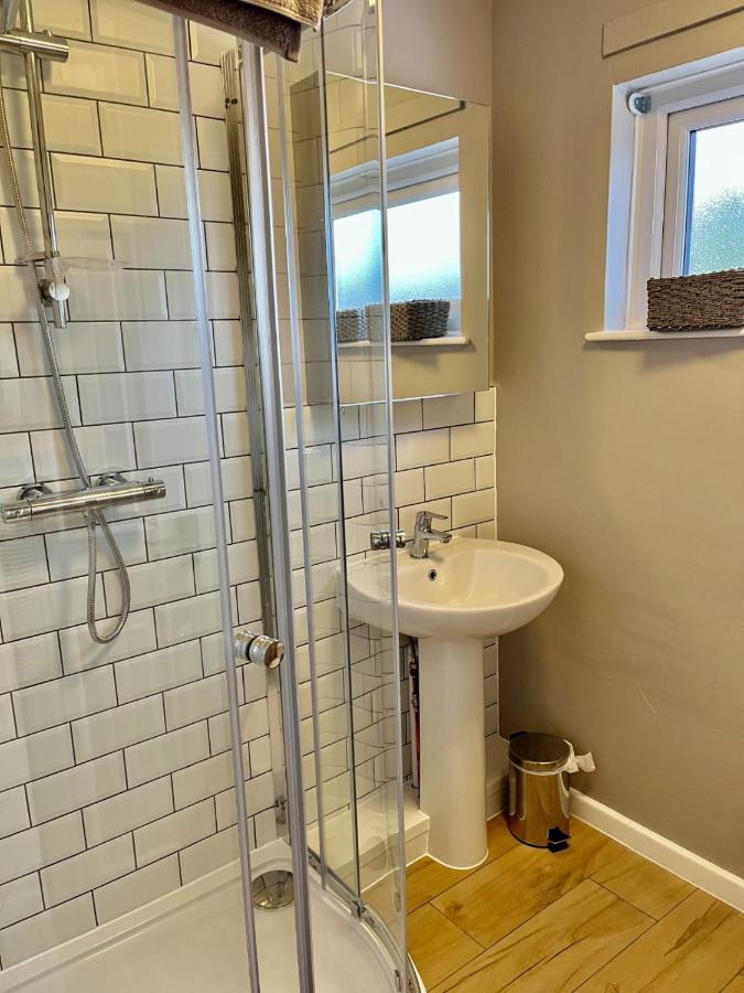 וורינגטון Canada House - Sleeps 6 -3 King Or 6 Single Ideal For Contractors מראה חיצוני תמונה